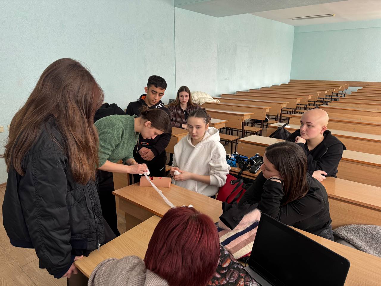 Першокурсники тампонують рани